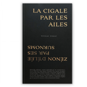 La cigale par les ailes